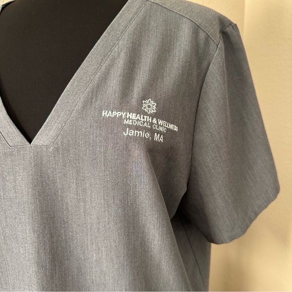 FIGS Casma 3-pocket Scrub Top Grey PO3260 - Picture 5 of 16